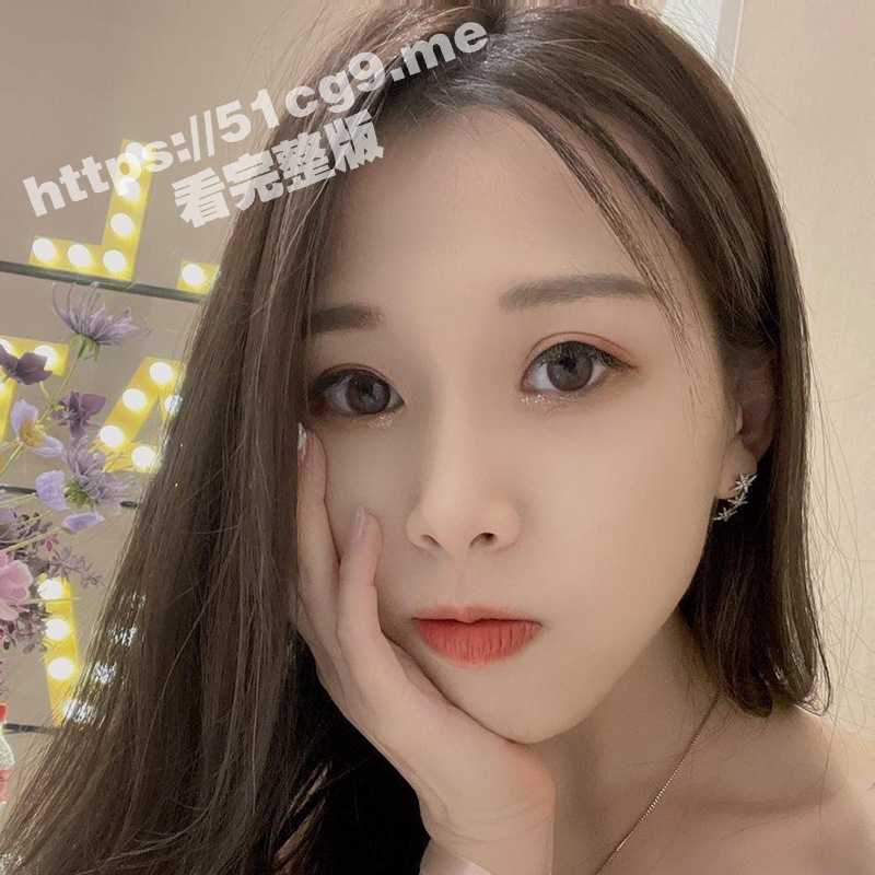 武汉某校大三交换生 被同校摄影学弟调教视频流出！宿舍穿着开档丝袜自慰 酒店露脸口交！-51吃瓜网