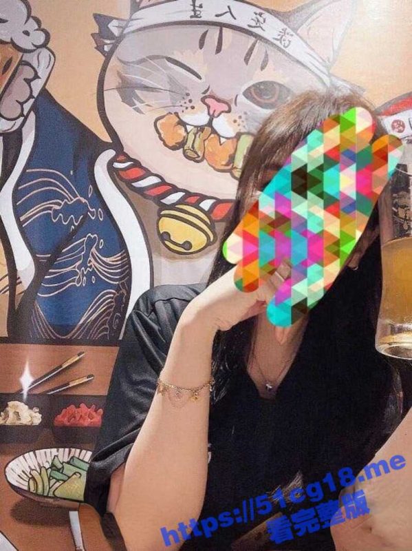 姐弟乱伦 高颜值已婚巨乳姐姐 贴心的为弟弟乳交 终于是没忍住无套插入到姐姐的嫩穴里内射-51吃瓜网