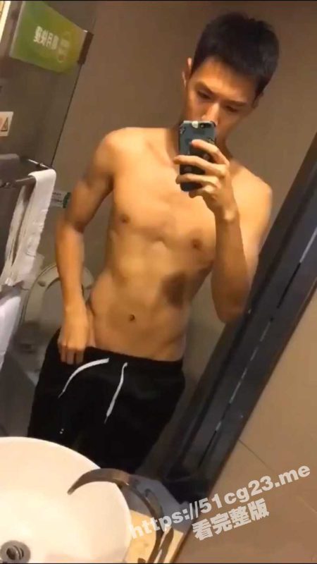 体育生是真猛啊！把黑袜子套在鸡巴上 边闻鞋边打飞机 后面还操鞋 不怕鸡巴传染脚气？-51吃瓜网