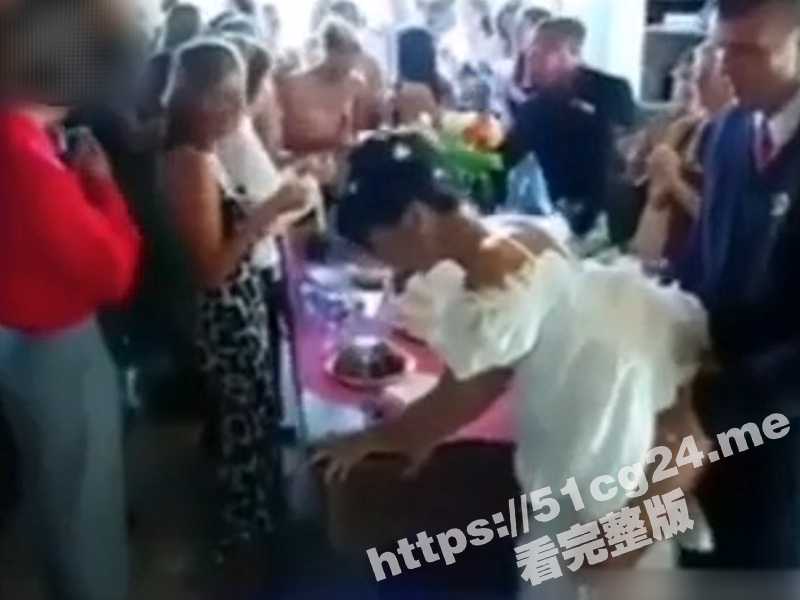 大型淫乱婚礼现场 新娘新朗婚礼上做爱 伴娘给宾客口交手撸 结婚现场秒变淫趴现场-51吃瓜网