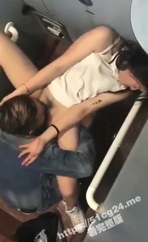 厕所偷拍！同学聚会到一半 美女性瘾发作跟男同学跑到厕所啪啪 赤裸下身坐在马桶上舔逼无套操逼-51吃瓜网