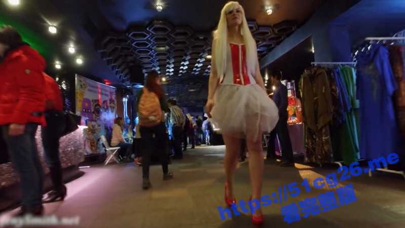 外国主持人在展览会中极限露出 穿着紧身衣与小纱裙四处采访 周围人看的目不转睛-51吃瓜网