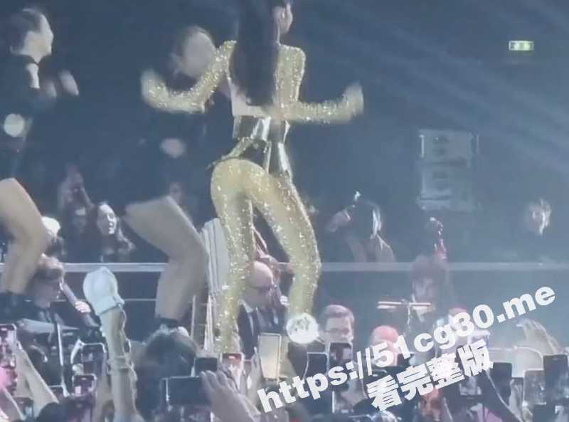 疯马秀刚火完 Lisa 昨晚在法国慈善活动的舞蹈再次火遍全球! - 51吃瓜网-51吃瓜网