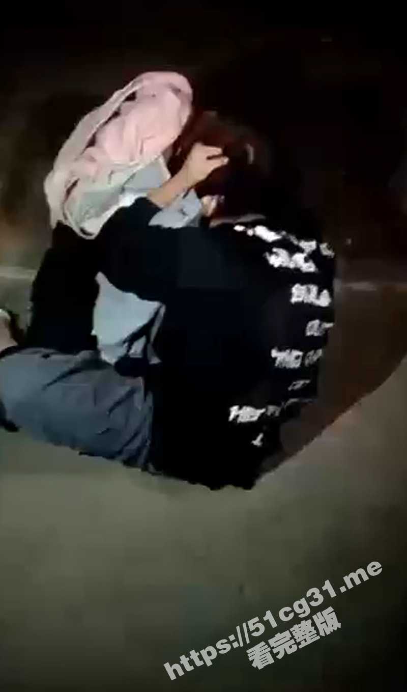 最喜欢看女人打架了！两个女生打架 衣服被扯掉露出奶子 旁边还有几个男的在起哄！ - 51吃瓜网-51吃瓜网