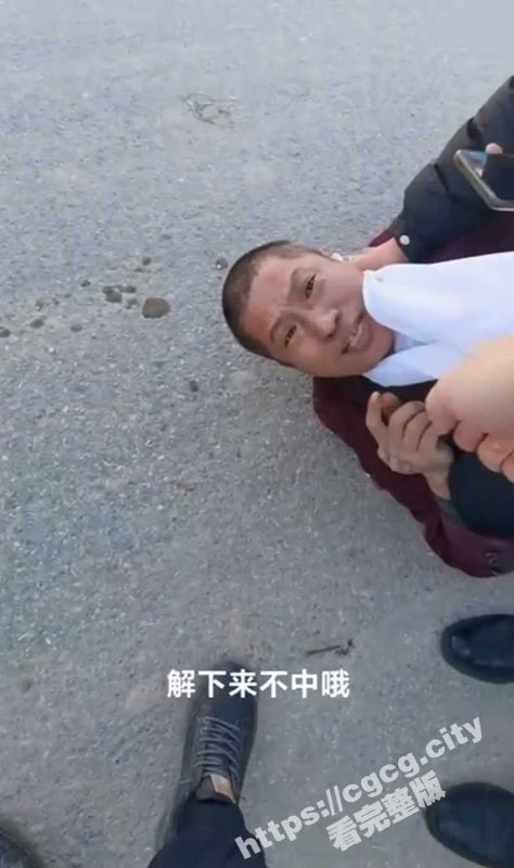 行走的五十万？河南一男的身披日本国旗 被正义路人摁倒质问：你是不是中国人？-51吃瓜网