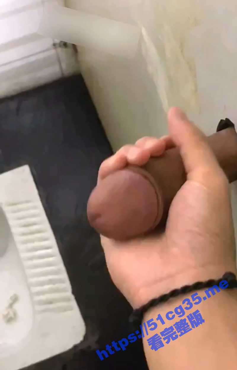 基佬搞基现在都这么玩了 在厕所搞鸟洞了 这样既能不面基 还能沉浸在自己的幻想里 - 51吃瓜网-51吃瓜网