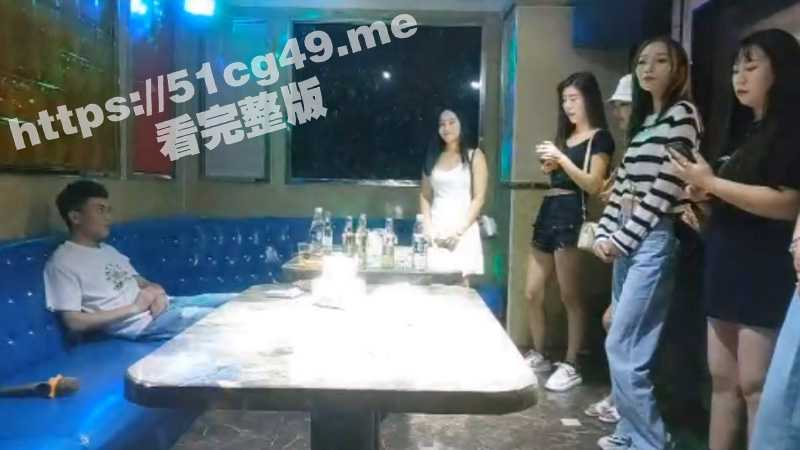 多年前的东莞选妃现场 各式各样的美女应有尽有 经济又实惠 选完直接在KTV里操起逼-51吃瓜网