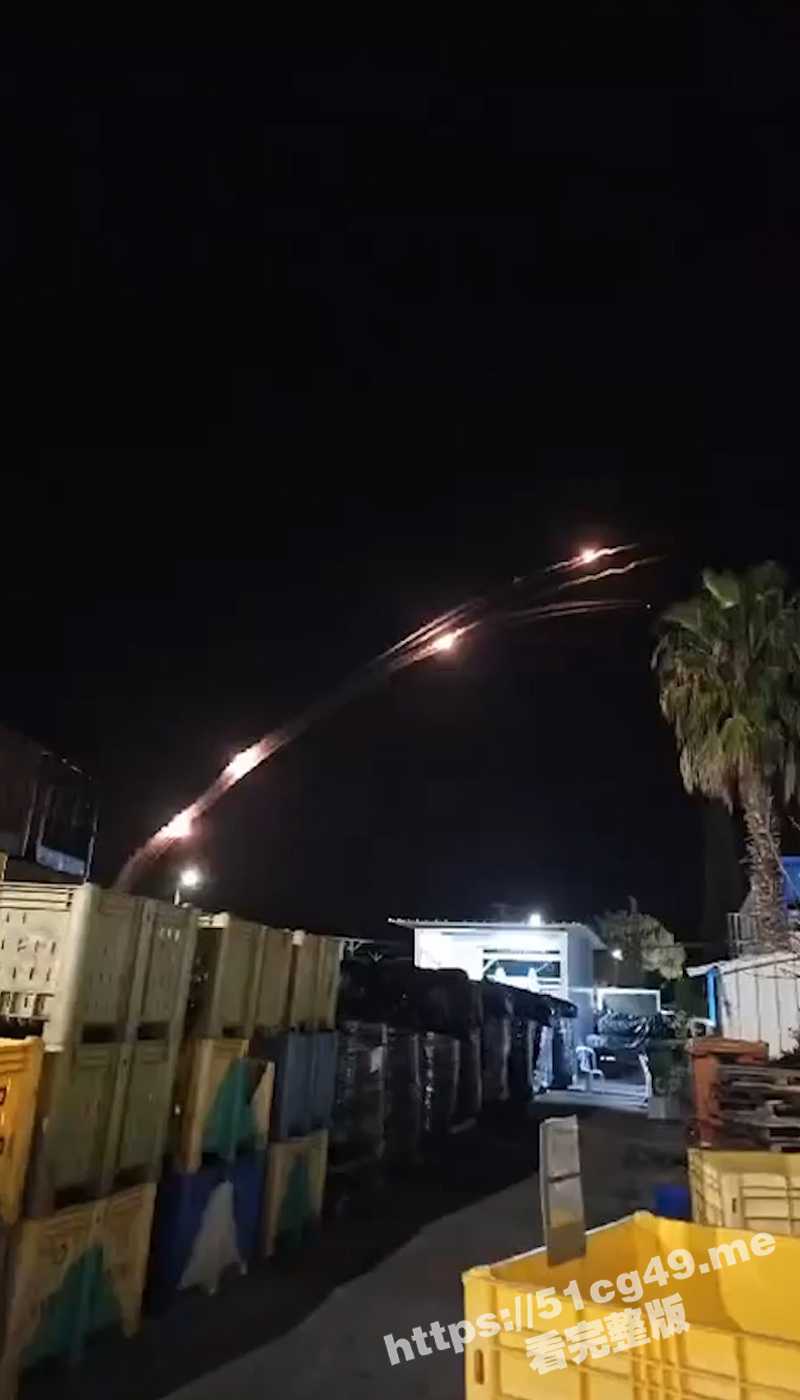 以色列北部遭到来自黎巴嫩领土的大规模火箭弹袭击 拦截导弹直击画面 - 51吃瓜网-51吃瓜网