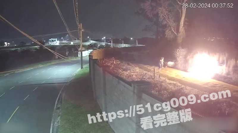 巴西一伙黑帮把敌对帮派份子拉到野外倒上汽油烧死 全身被烧成黑炭 死相惨烈 目不忍睹 慎入！-51吃瓜网