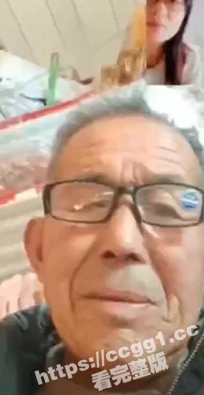 卧槽 这老年人！河南老大爷跟美女裸聊 看着美女掰逼揉胸打飞机 最后也是心满意足的射了出来-51吃瓜网