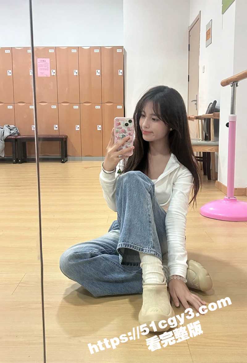 真实兄妹乱伦!打王者的妹妹突遭亲哥咸猪手调教 扒裤抠穴无套后入 怒射亲妹骚穴 - 51吃瓜网-51吃瓜网