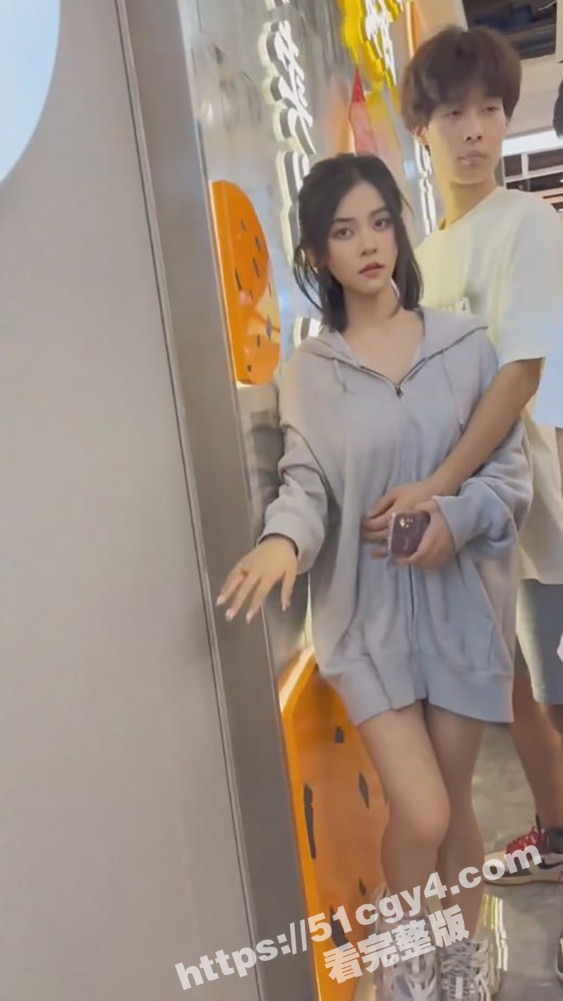 KFC最新抄底偷拍 学生妹长相酷似王菲 和男友一直舌吻 必须狠狠地偷拍一波！ - 51吃瓜网-51吃瓜网