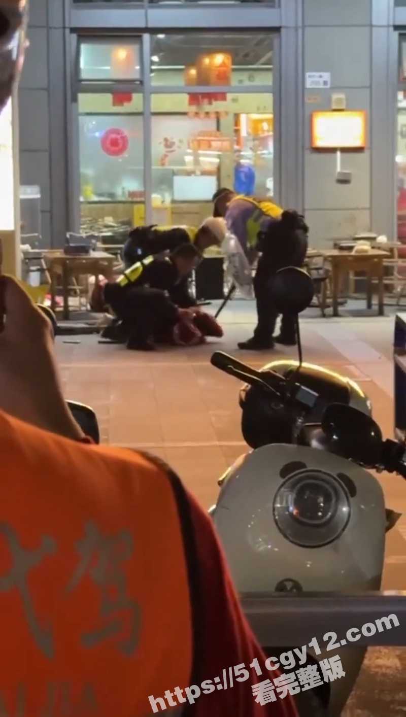 深圳龙华壹方天地杀人现场视频流出！因金钱纠纷男子火锅店门口残忍杀害1女 一度蹲在事主旁不停补刀！ - 51吃瓜网-51吃瓜网