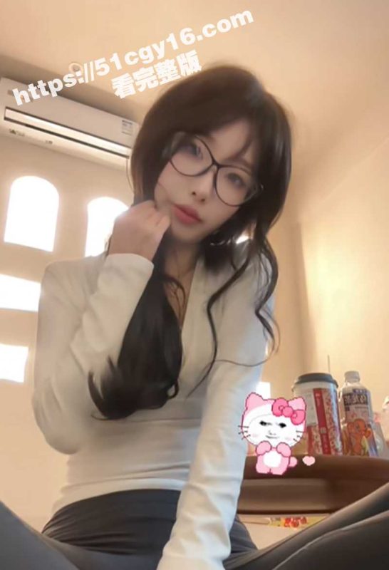 抖音网红 小水不哭 不雅视频突然疯传 在宿舍露脸拍下自慰视频 骚叫BB好痒淫劲十足！-51吃瓜网