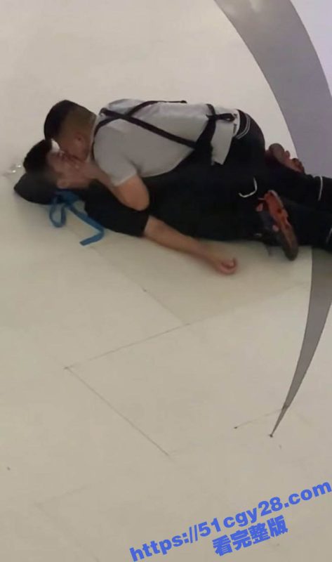成都万达商场 两男当众倒地热吻 这尺度惊的围观群众目瞪口呆！-51吃瓜网