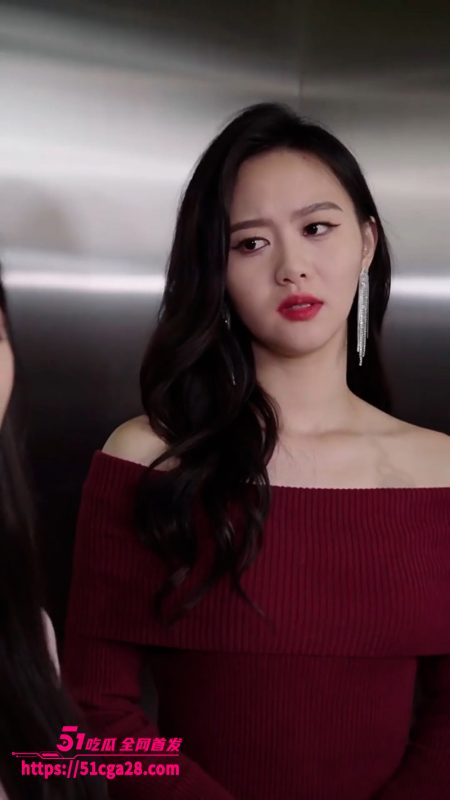 擦边短剧《我真没想撩美女总裁啊》年轻穷小伙意外拯救美女 却没想到对方竟然是公司总裁！-51吃瓜网