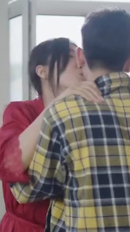 擦边短剧《神医小师弟》将死之人都能被他从鬼门关拉回来 下山放着4位美女千金不娶专霍霍3位绝世师姐！-51吃瓜网