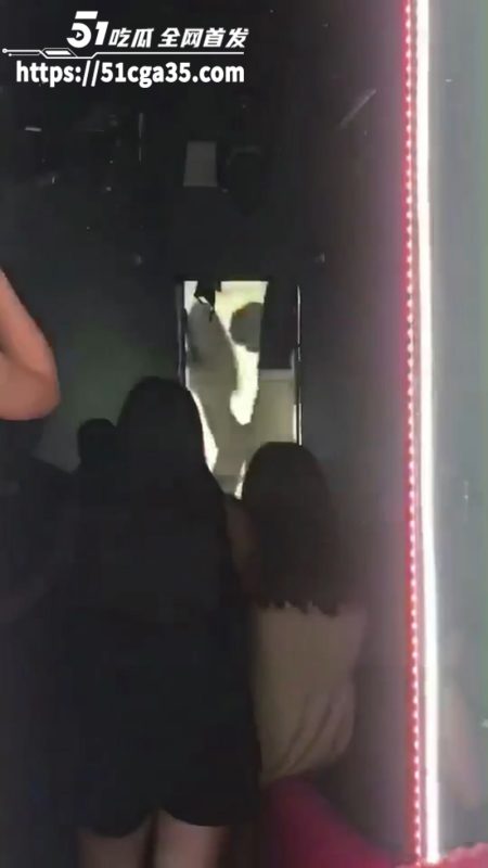 广东某酒吧为了引客 直接大屏幕上映做爱视频 朦朦胧胧中透出大鸡巴猛干靓女 现场氛围炸裂！-51吃瓜网