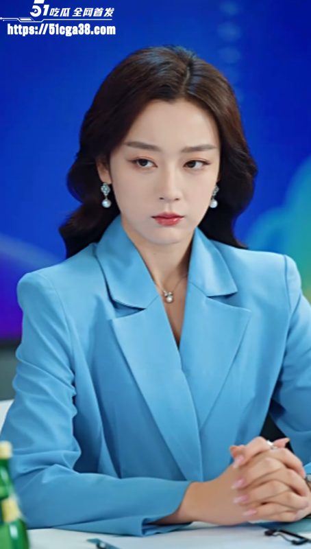 每日短剧《塔吊工竟是黑客大帝》贫困塔吊工意外觉醒黑客系统 最终俘获两位女神芳心！-51吃瓜网