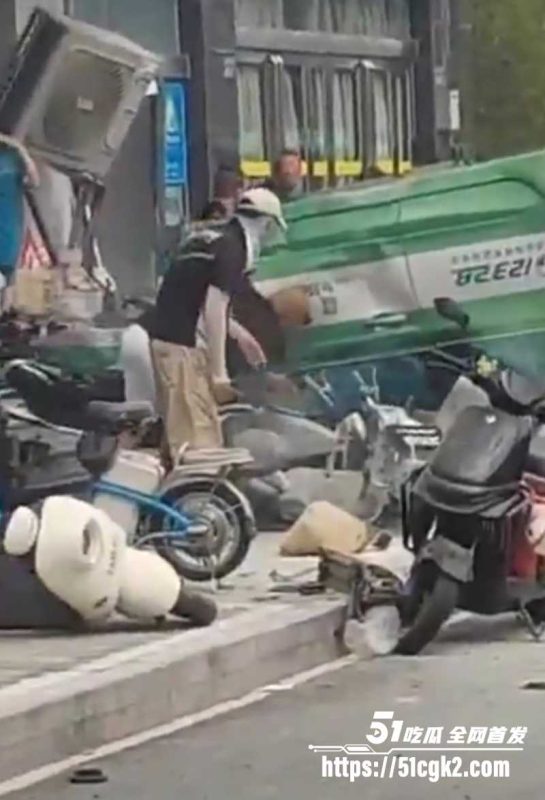 郑州发生惨烈车祸 人行道变保龄球场 疯狂出租车撞击行人 失控腾空翻滚 现场血流成河!-51吃瓜网