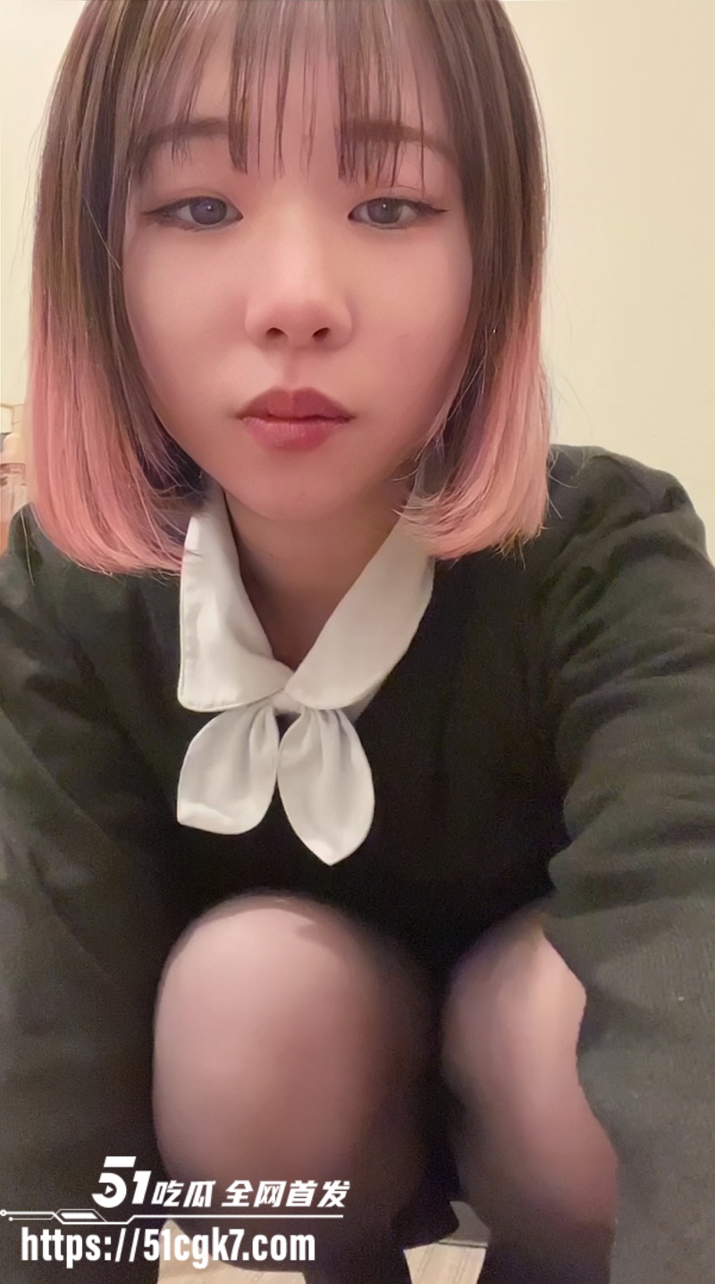 超可爱清纯齐刘海妹子 被金主视频调教 揉奶自慰舔脚趾 牙刷爆菊表情淫荡至极! - 51吃瓜网-51吃瓜网