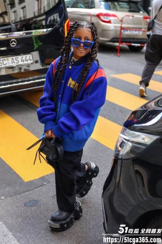 侃爷生日宴带12岁女儿参加人体宴盛会 并将女儿献给吹牛老爹 现场视频流出场面极度淫乱！-51吃瓜网