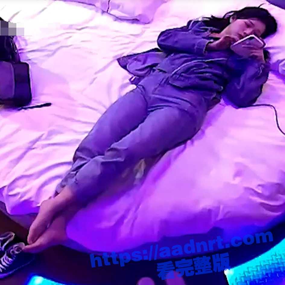 偷拍酒店大圆床颜值美女穿着性感内衣和男友激情做爱 从床头干到床尾 呻吟不断 - 51吃瓜网-51吃瓜网