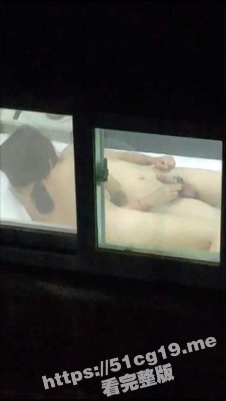 中国好邻居偷拍篇~河南几个精神小伙偷拍邻居小夫妻做爱 还要配旁白，指点和评论-51吃瓜网