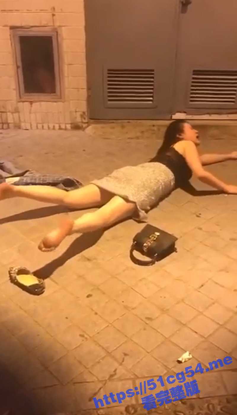 下班回家的路上 一个醉酒美女躺在地上不停嚎哭翻滚 兄弟们遇到这种情况该怎么办？ - 51吃瓜网-51吃瓜网