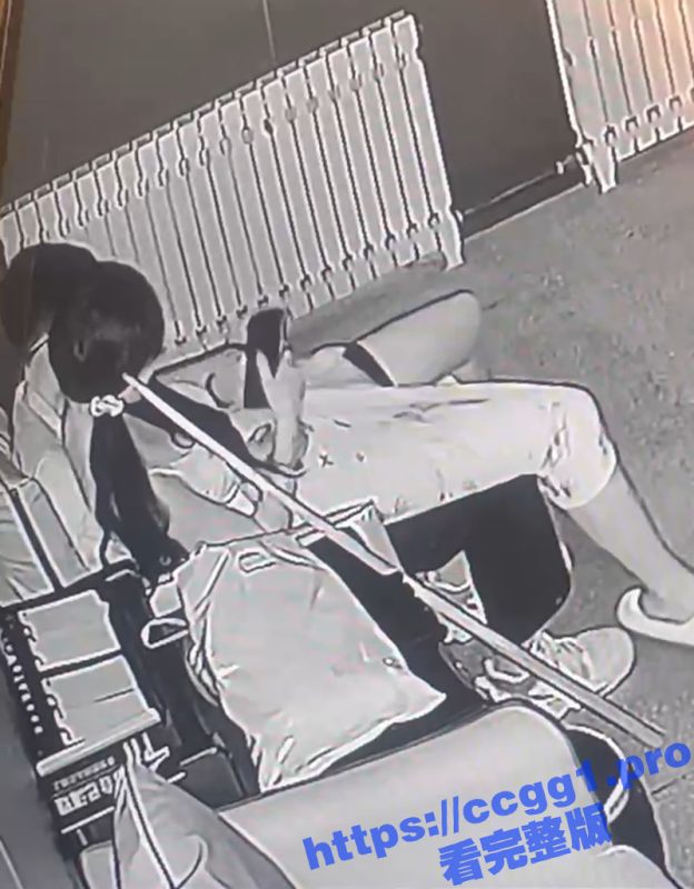 台球厅监控偷拍 一对情侣在小黑屋偷偷抠逼 这哥们手法挺专业啊 但没想到摄像头有红外夜视功能吧-51吃瓜网