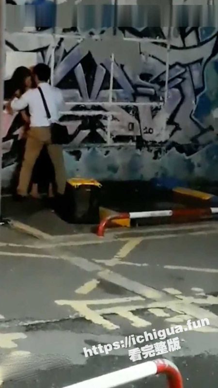 小别胜新婚！小夫妻停车场上演活春宫 老公刚下车就被骚逼老婆拉到停车场 忘我激战！-51吃瓜网