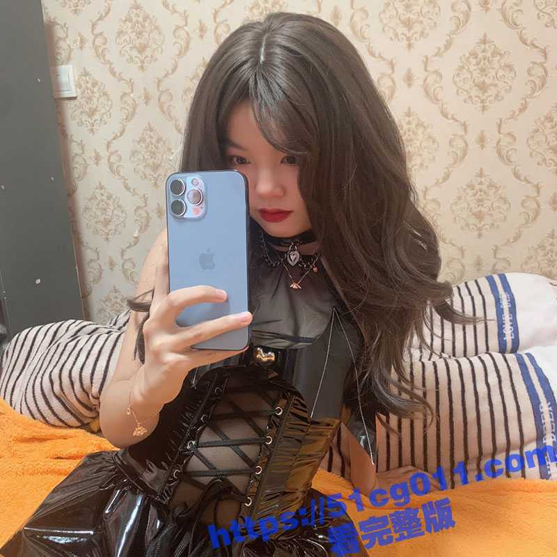 推特美脚反差婊 长生 长相一般但丝足超嫩 和炮友穿黑丝足交 全程露脸舌吻啪啪 这脚是真嫩啊-51吃瓜网