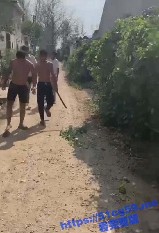 河南一群社会小青年 手持武士刀暴力围殴一名男子 打得这孩子差点去见太奶！-51吃瓜网