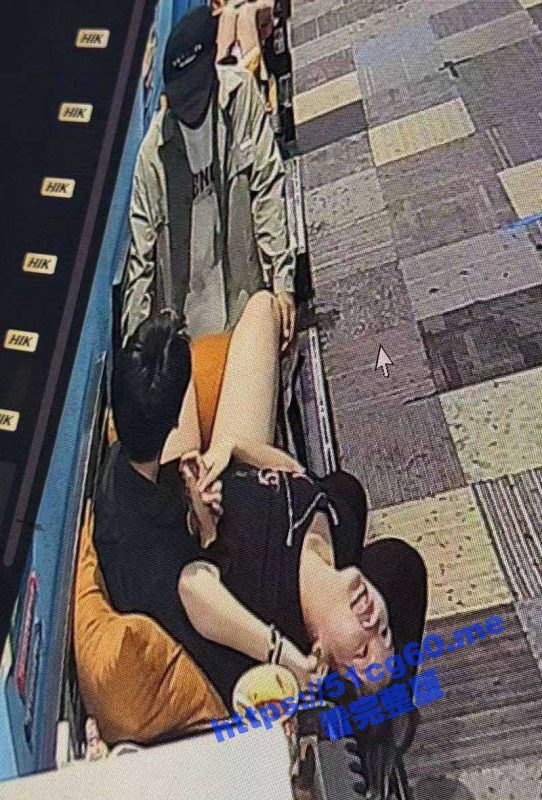 河南洛阳小情侣在台球厅放肆亲热揉奶抠逼！男生好朋友在一旁指导 这是想3P啊！-51吃瓜网