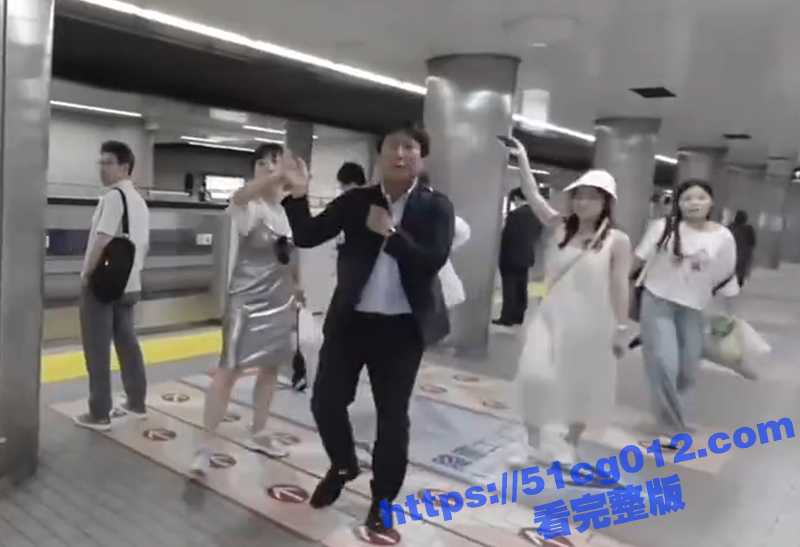 日本旅游遇电车痴汉 中国姑娘愤起直追 其他中国游客合力围剿猥琐男 日本变态是真多啊-51吃瓜网