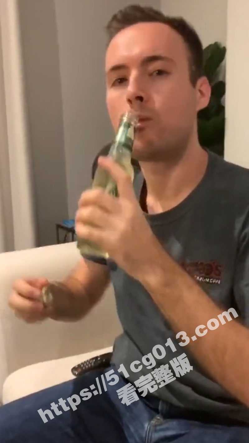 绿帽男把自己老婆贡献给白人 为了纪念首次偷情,还把视频拍成了vlog 全程绿帽视角 - 51吃瓜网-51吃瓜网