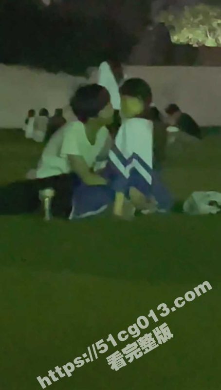 河南经济贸易技师学院的瓜  小情侣在学校操场激情开干 被人偷拍了10几分钟毫不在意周围人的眼光-51吃瓜网
