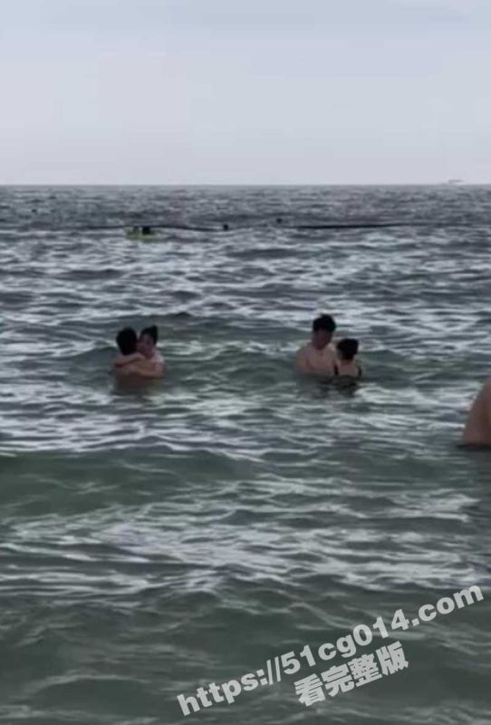 广西北海银滩跟水鸡在海里打炮 鸳鸯浴水中激情野战啪啪只要200一次 体验过的都说爽！-51吃瓜网