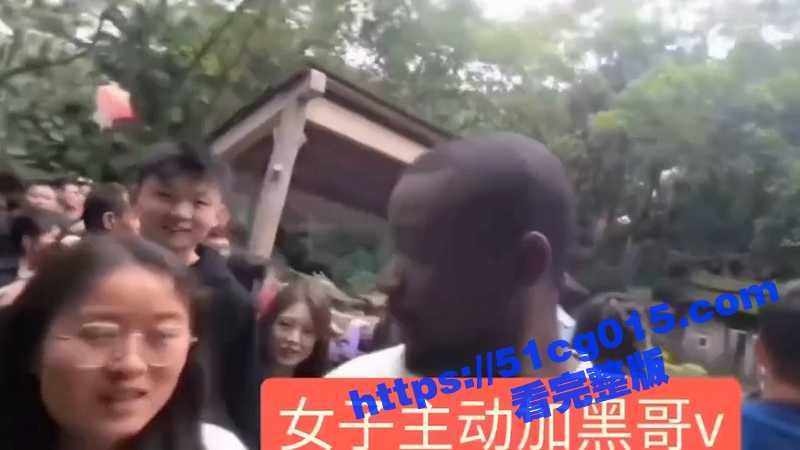 女子主动加黑人小哥的微信 事后路都走不动了！这就是想尝试大黑吊下场！ - 51吃瓜网-51吃瓜网
