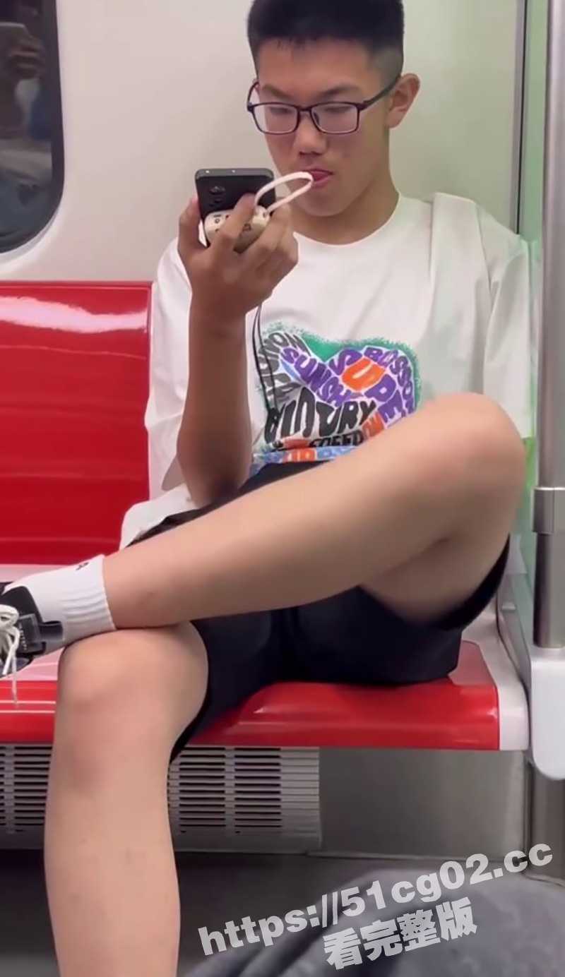 青岛地铁8号线 惊现独臂手冲哥 光明正大对着小接机打飞机 还被人拍到两次！ - 51吃瓜网-51吃瓜网