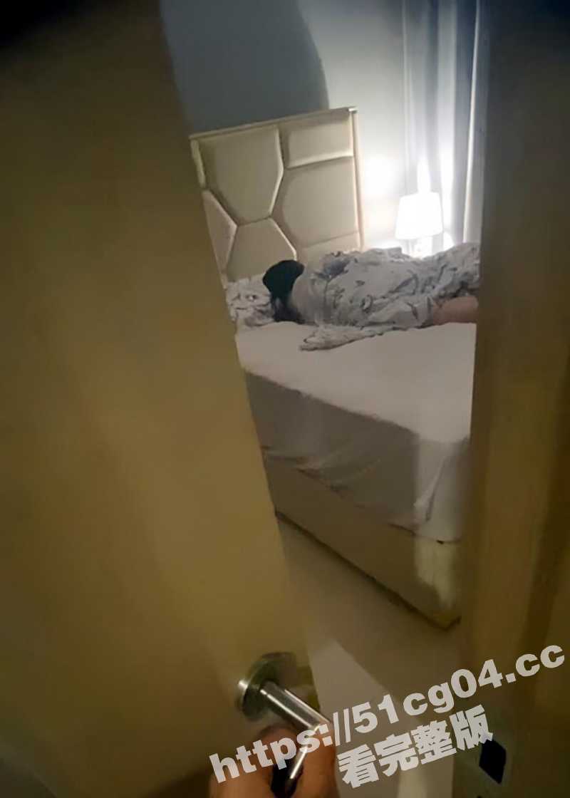 海角母子乱伦 半瓶伏特加灌醉好妈妈 从妈妈漂亮菊花舔到妈妈的阴唇 再插进妈妈的嫩穴 爽死了！ - 51吃瓜网-51吃瓜网