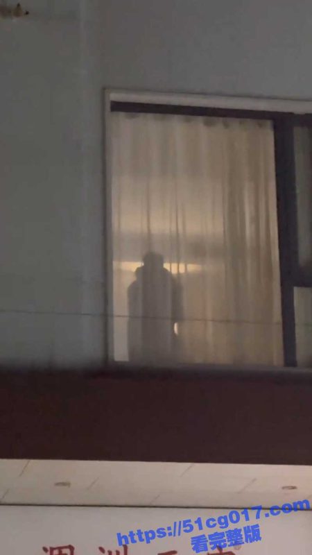 广西北海围洲情侣酒店 落地窗前上演皮影戏 引来众人围观 楼下的涠洲三宝店 不得成为热门打卡地啊-51吃瓜网