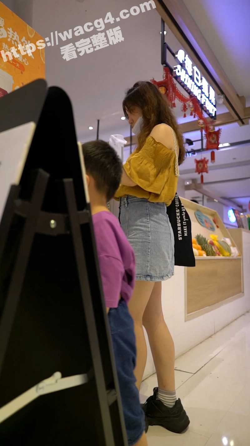 商场抄底偷拍 带小孩的少妇购买奶茶 黄色蕾丝半透明丁字裤看清超多逼毛 - 51吃瓜网-51吃瓜网