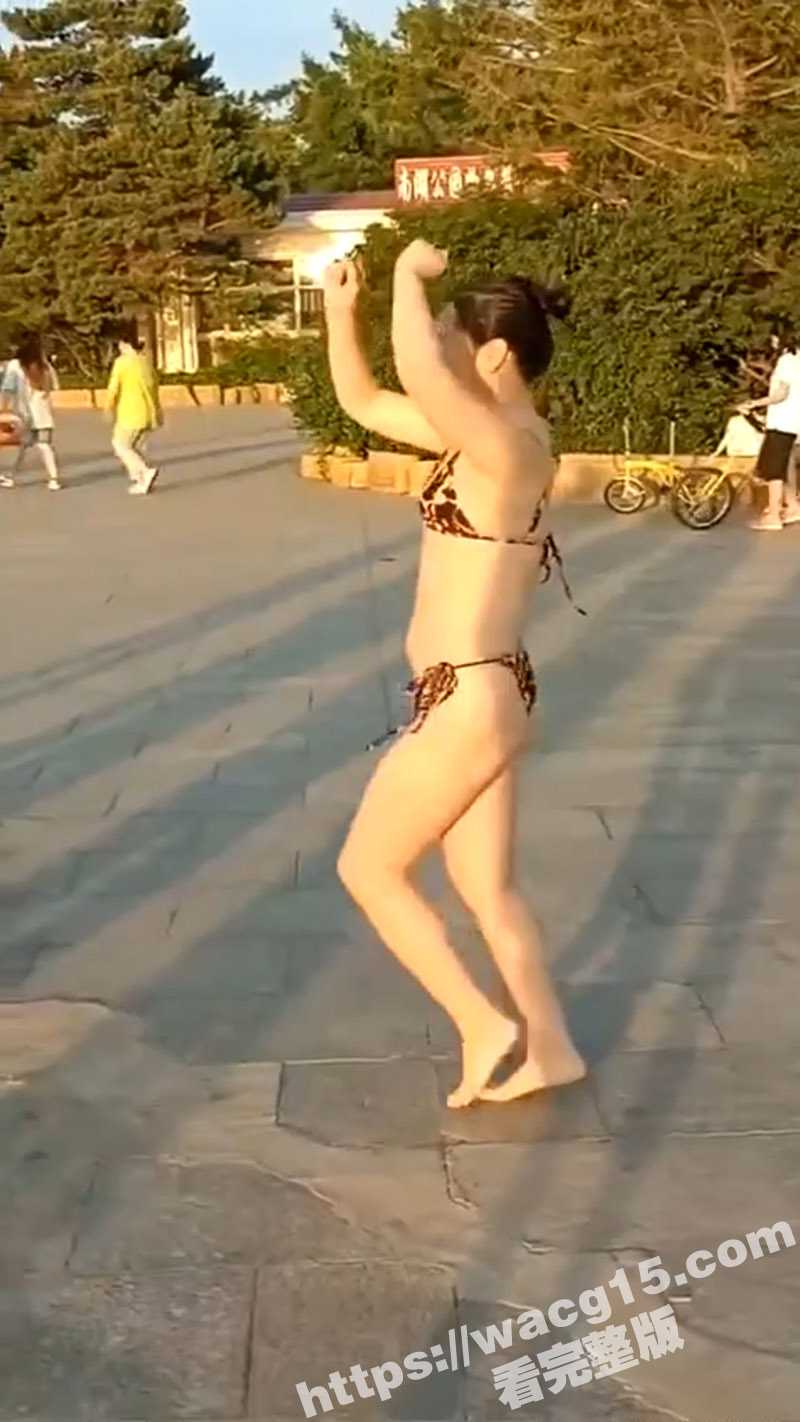 奇葩超前广场舞 大爷穿豹纹丁字裤 大妈穿比基尼 现在这广场舞都这么劲爆了么 - 51吃瓜网-51吃瓜网