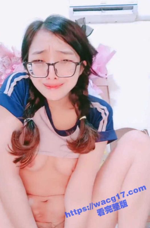 反差眼镜妹超长假屌自慰！胳膊长的道具被骚穴完全吞没淫水喷溅 面目狰狞挑战人体极限！-51吃瓜网