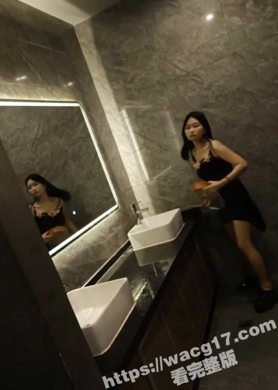 魔手外购极品厕拍 酒吧女厕前景偷拍 气质旗袍女神圣洁如仙的排泄瞬间！极致优雅姿态令人惊叹！-51吃瓜网