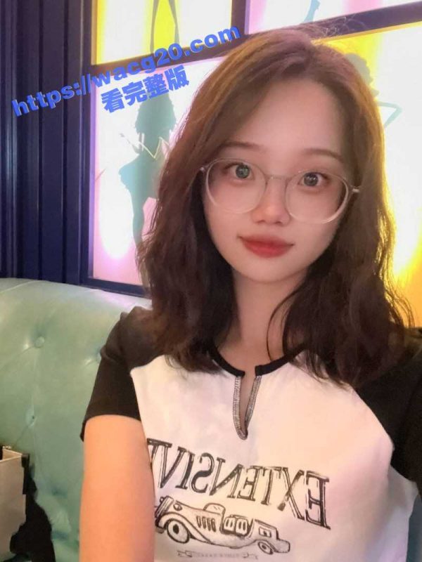 眼镜嫩妹母狗 上演丝袜玉足诱惑 玲珑小脚把玩红润龟头 黑丝白丝齐上阵 反差感十分强烈-51吃瓜网