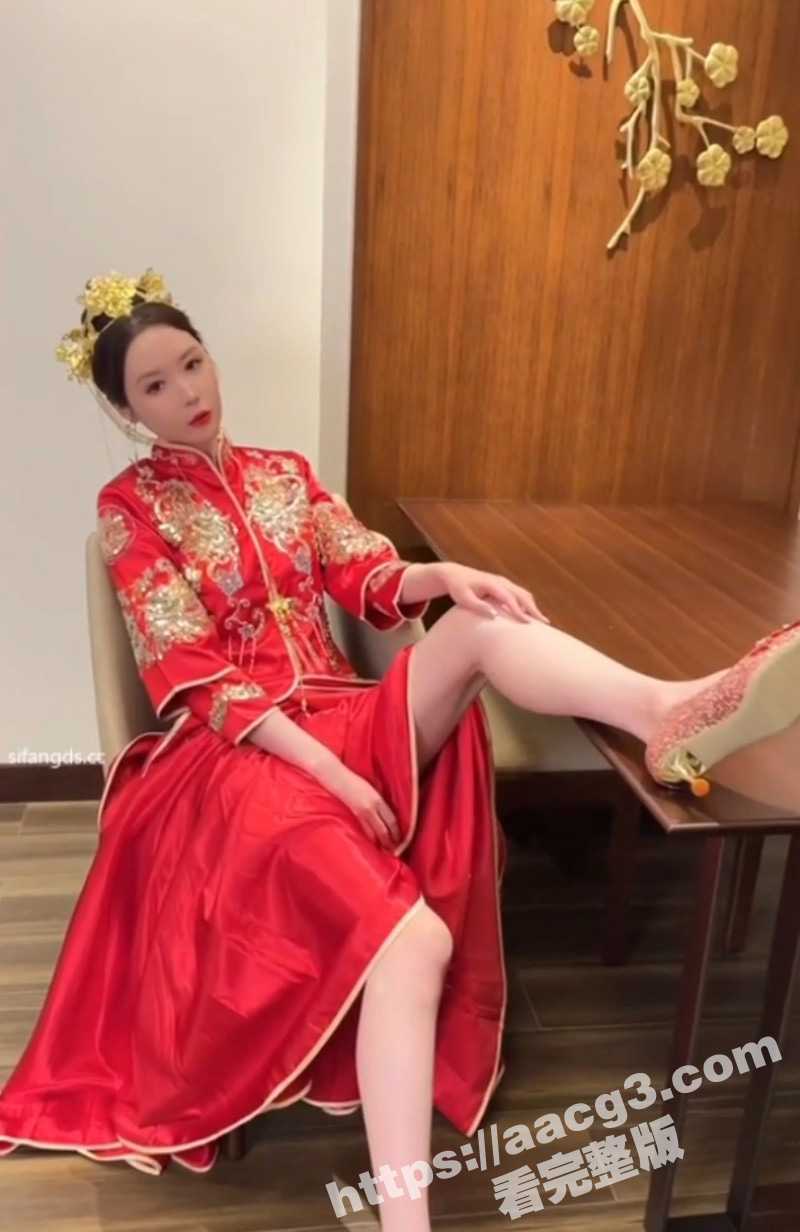 极品高颜值女神 秀禾服包臀裙福利私拍合集 蜂腰蜜臀诱人酥胸 近距离特写香艳无比 - 51吃瓜网-51吃瓜网