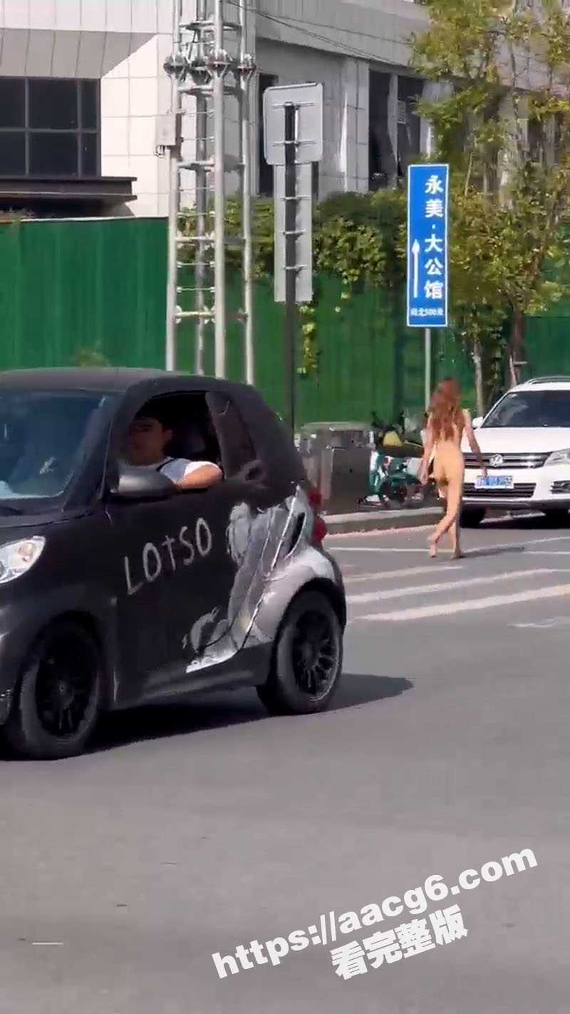 河南郑州街头惊现裸奔女 丰满身材走在大街过马路晃悠纷纷引人注目 原因竟是英雄联盟输了受罚游街 - 51吃瓜网-51吃瓜网