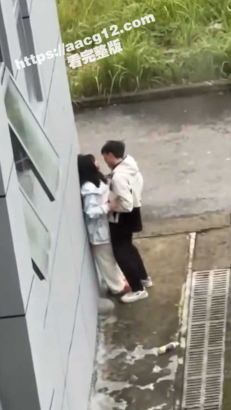 盐城中学小情侣教学楼后激吻 男同学一头埋进女生怀里吸奶 对面楼偷拍的同学羡慕死了 - 51吃瓜网-51吃瓜网